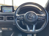 手元に複数のスイッチがまとまり、運転姿勢を保ちながら各種機能にアクセスしやすい構成です。メーターや画面を確認しつつ操作でき、日常の運転をサポートします。