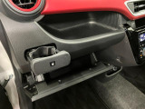 グローブボックスなどの多彩で便利な収納が設けられています。
