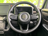 握りやすい円形のステアリングに操作スイッチがまとまり、運転席から手元を確認しやすい配置です。前方の視界を確保しながら必要な操作に手を伸ばしやすく、日々の運転を支える実用的な装備です。