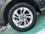 【純正アルミホイール】です!車両デザインに合わせてホイールをデザインしているため、見た目にもカッコイイアルミホイール♪洗車もラクチンで錆びません。