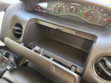 運転席の上部にあるアッパーボックスは、財布や小物などでもすぐに取り出せる便利な収納☆