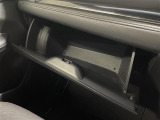 【グローブボックス】車検証、サングラスやCDなど小さい荷物が収納できるので車内を綺麗に整頓できますね。