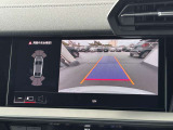 ●リアビューカメラ『入車経路を算出し、ガイドラインと補助線をディスプレイに表示します。同時にバンパーに内蔵のセンサーが障害物を感知し音で注意を促します。後方の死角も安心していただけます。』
