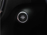 ステアリングホイールの横にあるスタートボタンを使用して、車両を始動/オフにできます。