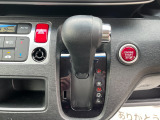 ★シフトレバー★ 手を自然と伸ばしやすいインパネシフト  トランスミッションは、CVT(自動無段変速) 変速ショックのないスムーズな加速とエンジン回転数を効率よく変換する省燃費を両立させています。