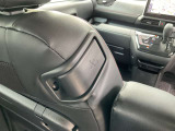 助手席側のリクライニングを、運転席側からでも操作できます。