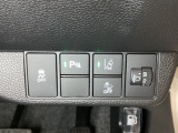 ハンドルの右側にはヘットライトリベライザーとHondaセンシング用のメインスイッチがついています。ヘッドライトリベライザーは道路状況や積荷の加重に応じてライトの高さを調節できます。