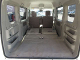 右側シートを格納し、長さのある荷物を積載しやすいレイアウトを実現。乗員と荷物を両立しやすい実用的なシートアレンジです。