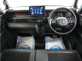 運転にかかわる様々な操作を安全に行えるように視点移動が少なく、操作性に配慮されたスイッチ類が凝縮されたコクピットです。