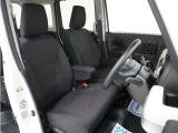 運転席のスペースはゆったりしていて、視界も広く確保されているので普段の運転からロングドライブまで快適です。