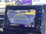 【バックカメラ】運転が苦手な方も車庫入れラクラク。ギアをリバースに入れれば自動的に切り換わりますので、面倒な操作は不要です。狭い駐車場も大切なお車を傷つけず安心です。
