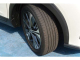 日産純正アルミホイール。タイヤサイズは205/55R17インチです。