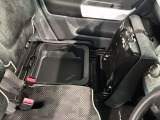 助手席のシート下には便利な収納スペースがあります。