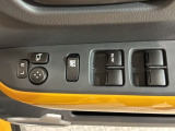 狭い駐車場で便利な電動格納ドアミラーが付いています。