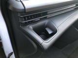 運転席・助手席両サイドにドリンクホルダー。近くて便利。エアコンの風でほんの少し温度をkeepも