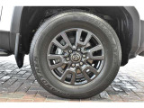 純正18インチアルミ、タイヤサイズは265/65R18です。