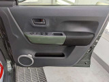 パワーウィンドウのスイッチですよ。運転席に居ながら窓を開け閉めのコントロールできます。