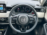 運転姿勢のままで扱えるように、オーディオもエアコンも、使いやすい位置にレイアウトされてます。