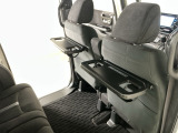 運転席と助手席のシートの裏に収納式のテーブルが装備されています。休憩時のちょっとした小物置きに使えてとっても便利ですね♪