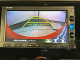 リバースギアに入れるだけで後方の表示へ切り替わります。夜間や雨の日の駐車も楽になりますよ。