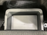 助手席アンダーボックスは運転用の替え靴や、車内に常備しておきたい子供用品、着替えた服などが収納できて便利です。女性に嬉しい収納スペースです