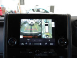 車両を上から見たような映像をナビ画面に表示するパノラミックビューモニター。