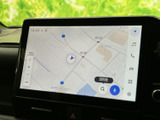 現在地周辺の道路や施設名を画面上で確認でき、目的地までの道順を把握する際に便利です。縮尺表示も備わり、行き先の確認やルート設定をスムーズに行えます。