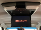 後席の方の為にTVやDVDが視聴できるフリップダウンモニタ-を装着済み!