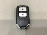 スマートキーを装備しています。鍵を差し込むことなくドアロックの開け閉めと、スタートボタン操作でのエンジンスタートができます。