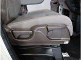 運転席ハイトアジャスター装備(ラチェット式・手動) レバー操作でシートの高さの調節が可能。自分に合ったドライビングポジションで、運転をより安心・快適にします。
