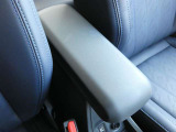 運転席と助手席の間には、アームレストが装備されています!