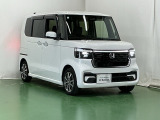 狭い駐車場でも、スライドドアならチャイルドシートへのお子さまの乗降や荷物の積載もスムーズ。とても便利な【両側電動スライドドア】ドアハンドを少し引くだけでリアドアが自動開閉します。