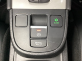 セレクトレバーの下に電子制御パーキングブレーキがあります。スイッチひとつで、停車した地点の傾斜などをシステムが検知・判断してブレーキ力を自動的に制御し、しっかり停車できるパーキングシステムです。