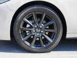18インチ純正アルミホイールを装備。タイヤサイズは215/45R18となります。