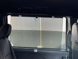 後席ロールサンシェードです。車内に差し込む日差しを和らげてくれます。