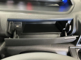 【インパネアッパーボックス】サッと取り出せてサッとしまえる、運転席の目の前にはボックスが装備されております!薄型のボックスティッシュなど収納可能☆