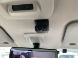 ニッサンオリジナルドライブレコーダー装備です。(フロント+車室内)車室内カメラは、駐車時の安心を高めるとともに、走行中の幅寄せや後方の撮影(リヤガラス越し)にも対応。