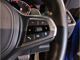 【ハンドル】ドライバーとBMW車の一体感がダイレクトに伝わるステアリングホイール。形状・太さへの拘りに加えて、操作性を高める為にスイッチ類も配置。クイックかつ安定のドライビングを体感下さい!