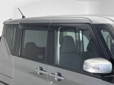 【サイドバイザー】雨の日も気にせず換気ができます。雨の日の喫煙時が非常に便利です。
