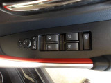 パワーウィンドウスイッチで運転席から全席の窓の開閉ができます。