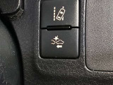 車両が前方の障害物や車両を感知するためにカメラやレーダーを利用し、衝突の危険がある場合にはドライバーに警告を出したり、自動的にブレーキを作動させる機能を備えています