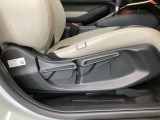 【前席】運転席にはシート高を調整できるハイトアジャスターが装備され、幅広いシートポジションの設定が可能になっております♪