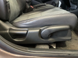 シートハイトアジャスターが付いているので運転姿勢を調整するのに便利ですね。身長に合ったシートポジションは安全運転や疲労軽減にもつながります。