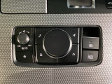 電動パーキングブレーキの搭載により、コンソールデザインの自由度が増すだけでなく安全性も向上。上り坂では路面勾配に応じて坂を登れる駆動力が発生してから解除するので後ろへずり下がる心配もありません!