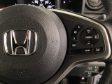 ハンドルにHondaセンシング系のクルーズコントロールやレーンキープアシストなどのスイッチが装備されています。ハンドルから手を離さず安全に操作できます。