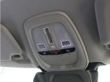 ルーフにあるボタンは、車両が始動しない場合、パンクした場合、または事故に遭った場合などの緊急時に支援の要請に使用できるため、安心感を高めることができます。