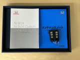 メンテナンスノート【点検整備記録簿・保証書】、取説も揃ってます。スマートキーはバッグなどにしまったままボタン操作でエンジン始動・停止やハイブリッドシステムの起動や停止ができて大変便利です