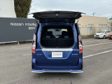 バックドアは大きくや小さくも開く事が出来て狭いところでの荷物の出し入れがとても楽になりました。