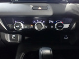 運転席からも手が届きやすく、操作しやすい空調コントロールパネル。オートエアコンなので操作の煩わしさが無くオールシーズン快適にドライブできます。快適空間で運転に集中できますね。