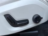 【メモリー機能付きパワーシート】ドライバーごとに設定したシート位置を記憶して、ボタン一つで切り替えできる便利な機能!運転する方が複数名いらっしゃるご家庭におすすめです。
